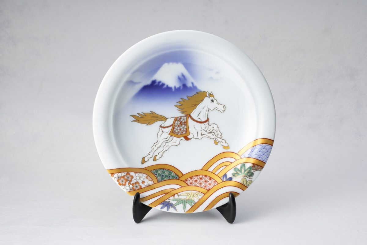 2026年(令和8年) 『午』天翔る白馬に吉祥波 縁起皿｜お知らせ｜有田焼